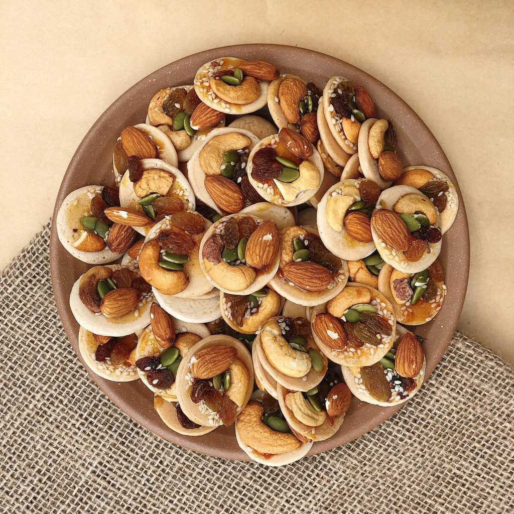 keo-hat-dieu-dong-tien-mix-voi-hat-hanh-nhan-va-nho-kho